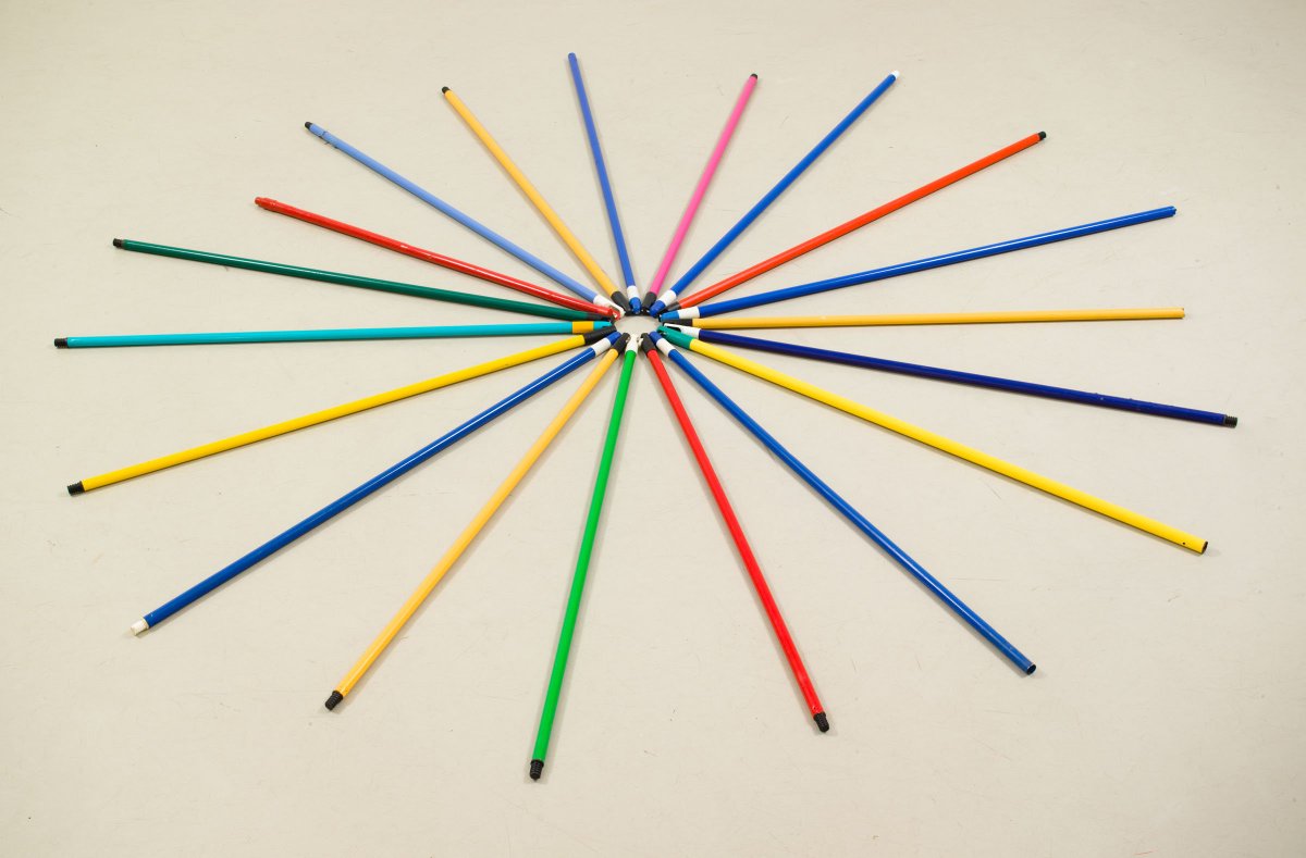 Fadhlaoui2's tweet photo. Association d'idées Lumière/matière #pois #couleurs #EllsworthKelly #TonyFeher, Sharadiant, 2000, mop and broom handles, rope, 11/ 4 x 97 inches in diam., #Photograph by #JasonMandella https://t.co/WT0qexgFWe