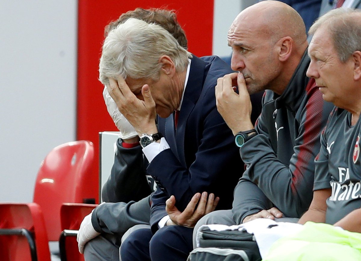 charles_watts's tweet image. Wenger on the players struggling: "When you have just the trousers on it’s easy to take them trousers off as well. When you’re naked completely you have to find a shirt and try to put it on again and then you’re dressed normally again."