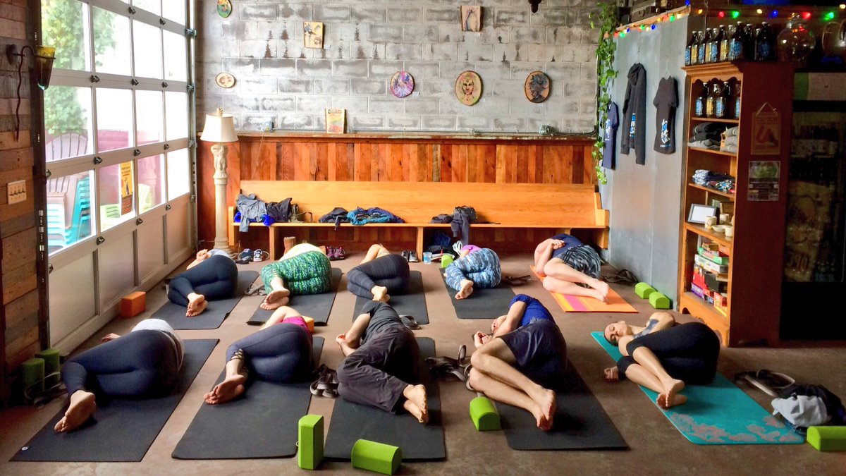 YogatoYouPDX's tweet photo. Donβt forget to sign up for next weekendβs #FizzYasa class at @HiWheelWines #taproom! @prAna mats & props provided! $15 for the #yoga, drink a #pint of #fizzywine after you flow! πΉBook: https://t.co/VVRXlEjtnT #PDX #Portland Event @happeninginpdx https://t.co/YH6Vwvvg0R