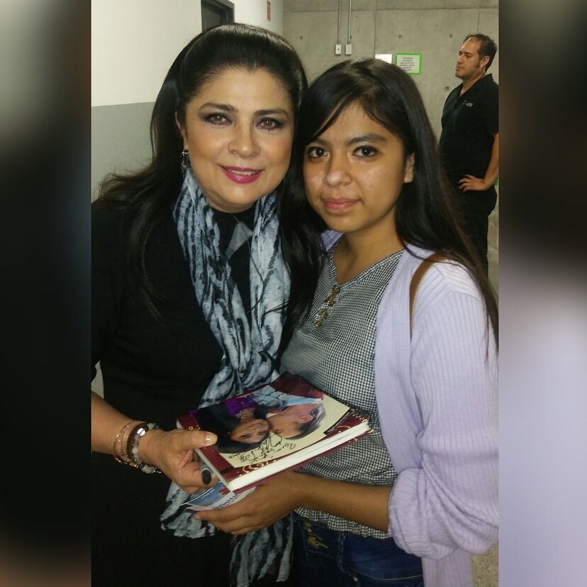SarahiDianzo's tweet photo. No puedo con tanta felicidad,gracias mi QUEEN @victoriaruffo31 por recibirme😭,admiro tu sencillez, pero tambien lo divertida que eres haha mira que decirme "Nos Ponemos A Llorar"😅, te Amo, soy la Niña del pastel y la mascada que traias puesta en escena!😍🙈#NuevaFotoDePerfil https://t.co/WyNARbSYNY