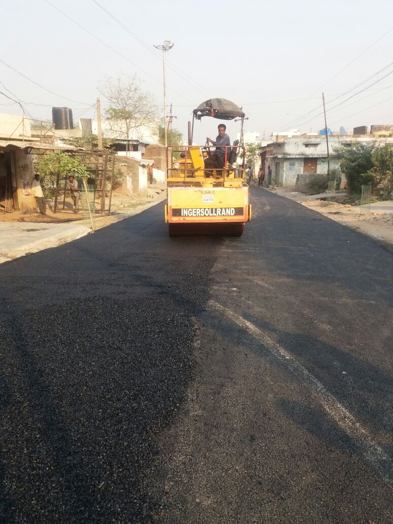 MC_Nizamabad's tweet photo. Carpeting of #BT_Road on various road network's at #Dubba @ #Nizamabad City to be a transit for #IT_Hub &amp; new #Collectorate &amp; other #Industrial area's associating #Bye_Pass Road(#ORR).
#04-03-18 https://t.co/3RD84DkNoi