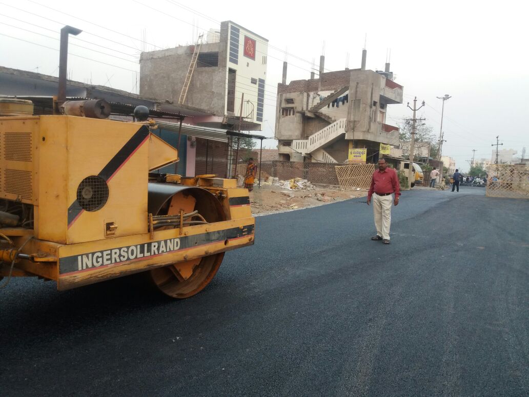 MC_Nizamabad's tweet photo. Carpeting of #BT_Road on various road network's at #Dubba @ #Nizamabad City to be a transit for #IT_Hub &amp; new #Collectorate &amp; other #Industrial area's associating #Bye_Pass Road(#ORR).
#04-03-18 https://t.co/3RD84DkNoi