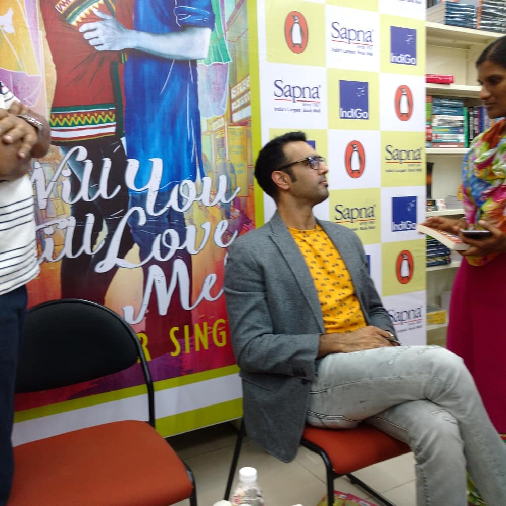 chetanhegdem's tweet image. Privileged to meet #WillYouStillLoveMe @_RavinderSingh_ #BookLaunch #AuthorMeet Wonderful interactive session #Mysuru #SapnaBookHouse #Mysore today @PenguinIndia