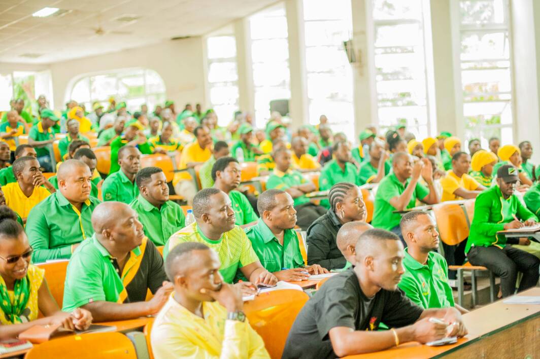 uvccm_tz's tweet photo. Naibu Katibu Mkuu wa @ccm_tanzania Tanzania Bara  Ndugu Rodrick Mpogolo  amejumuika na kuzungumza  na viongozi  katika mafunzo ya kuwajengea uwezo wa kiutendaji viongozi wa UVCCM toka kata zote za Mkoa wa Dar Es Saalam
#TukutaneKazini https://t.co/ZeGIoqtA5J