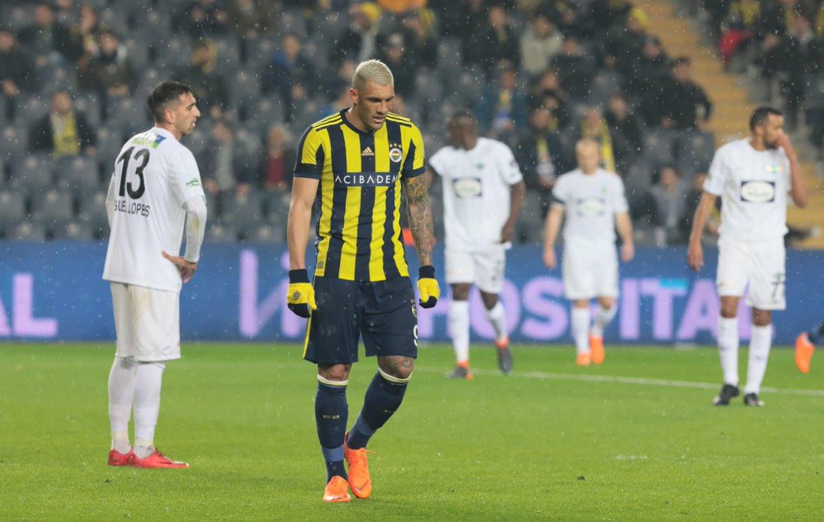 OptaCan's tweet photo. 3 - Fenerbahçe'nin Süper Lig'de aynı sezonda hem iç sahada hem de deplasmanda mağlup olduğu son üç rakibi:

2017/18 - Akhisarspor
2016/17 - Antalyaspor
2014/15 - Akhisarspor

Kabus. https://t.co/oPCdEdXWtF