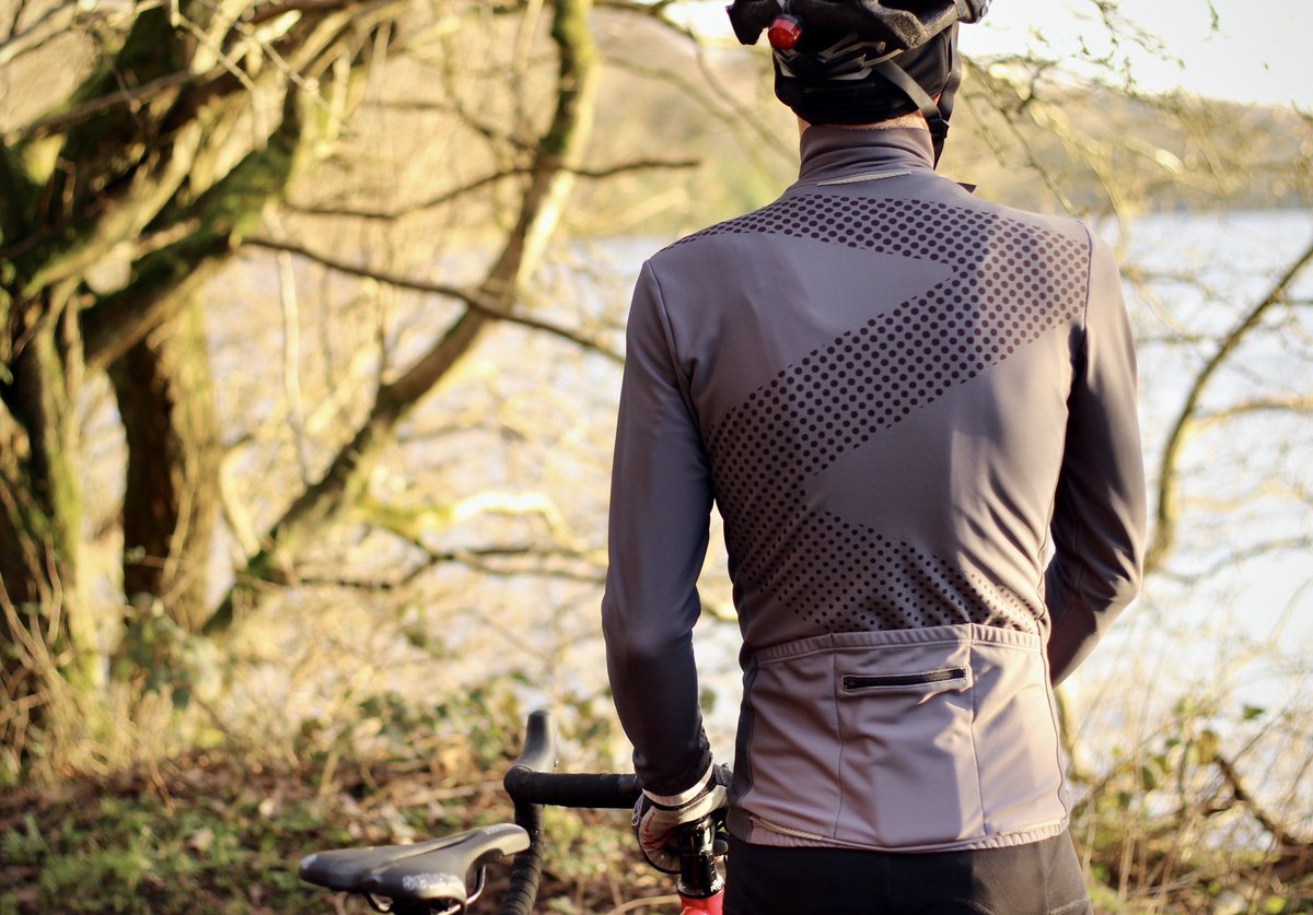 RibbleCycles's tweet photo. Watching the sun go down in our Nuovo thermal jersey 🌤 🚴🏼♂️
•
#ribble #nuovo #cycling #thermal #jersey #reflective #sunset #cyclingkit #lookgoodridebetter #realbikepeople #winterriding #defywinter #fromwhereweride #Cyclingphoto #myribble https://t.co/3SHoSQ5F8Q