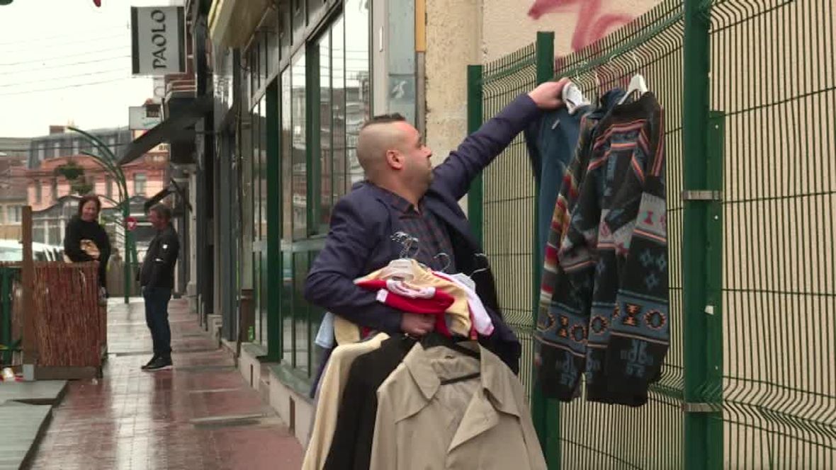 F3nord's tweet photo. #Lens : patron d'une friperie, il accroche des vêtements gratuits pour les sans-abris ► https://t.co/nLkhB3we6u https://t.co/5cpXzRfCV1
