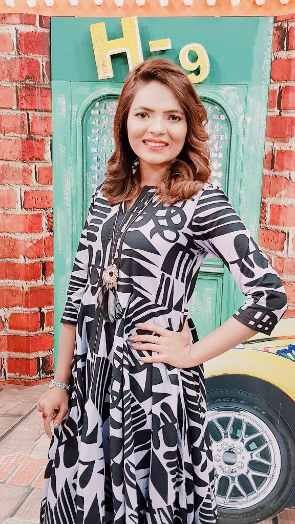 mehak_official's tweet photo. Trying to creat a good Pose π at ATV Islamabad on recoding Of #BoomOnLive donβt forget to watch on Friday #StayTuned ππ https://t.co/QLP0mOSj69