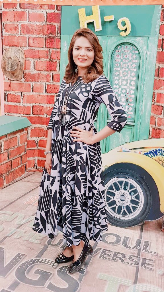 mehak_official's tweet photo. Trying to creat a good Pose π at ATV Islamabad on recoding Of #BoomOnLive donβt forget to watch on Friday #StayTuned ππ https://t.co/QLP0mOSj69