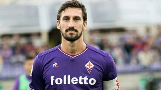 Hoy...El mundo se despide de ti querido Capitan
31 años...Hoy te fuiste con tanta vida por delante...El gran Capitan de Fiorentina
Siempre te recordaremos Capitan!
D.E.P