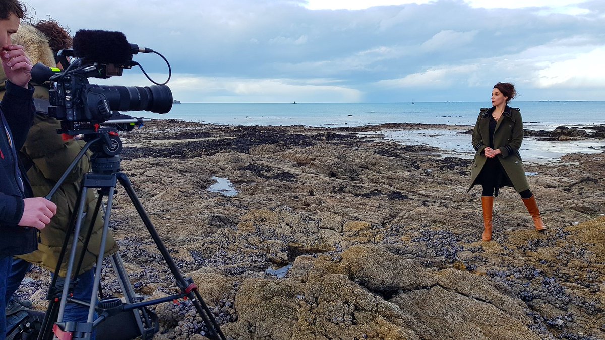 HermineMclaw's tweet photo. Tournage @VilleSaintMalo de @ThalassaOff #tempêtes avec @Fanny_Agostini. Diffusion le lundi 19 mars sur @France3  @France_Tele. Images drone @easyridevideos. 
À ne pas louper 😉 https://t.co/dEw5rYruvM