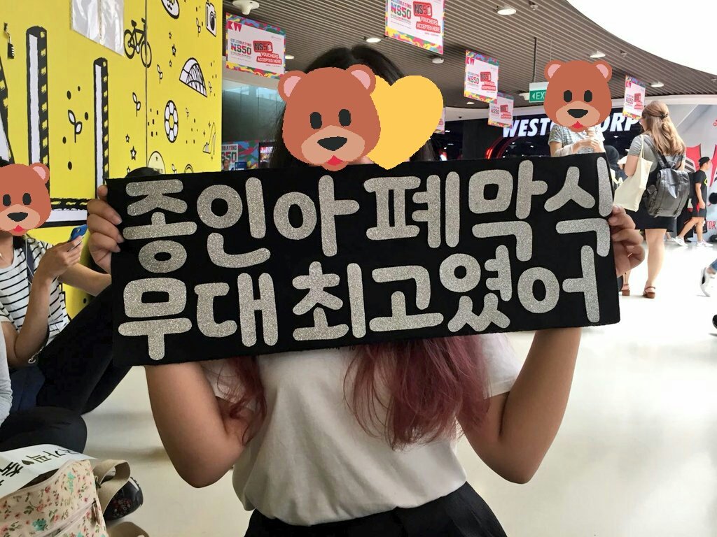 FRAPPUNINI's tweet photo. 나: 종인아, 폐막식 무대 최고였어 
종인이: 👍 👍 👍 https://t.co/Pa0G9MQC8h