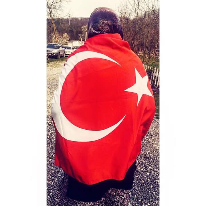 EmreOnalTR's tweet photo. Bizde 7' den 70' e hepimiz
bağrağımızı sırtımızda taşırız.
Birliğimizin ve geleceğimizin teminatıdır.
#TürkBayrağı
#Babanem https://t.co/F8gDHG70ry