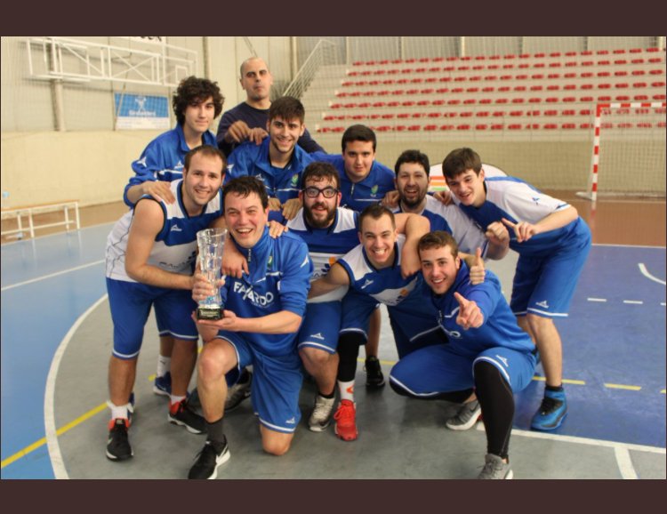 ADB_Hellin's tweet photo. La copaaa viaja hasta Hellin!!! CAMPEONEEESSS CAMPEOOONESSS!!! https://t.co/ttaSRP2J5z