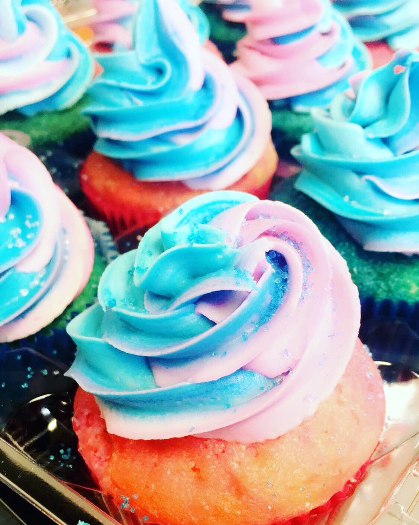 Gender reveal Cupcakes #Boy #girl #genderreveal #babyshower