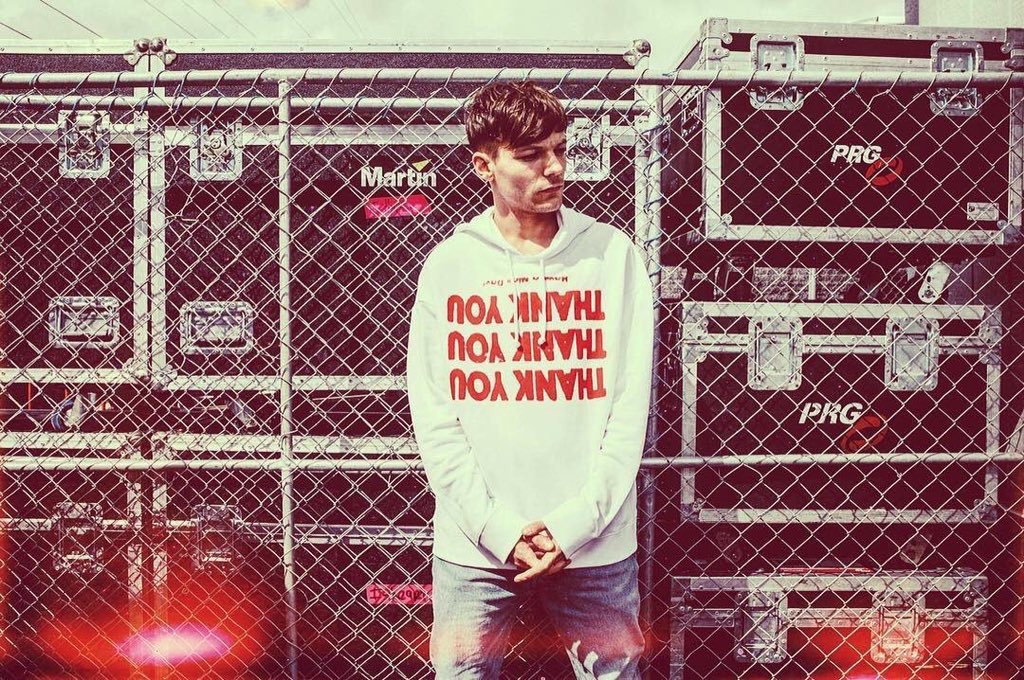 smilewithmelou's tweet photo. #iHeartAwards #BestSoloBreakout #LouisTomlinson https://t.co/3F9G8bnycu