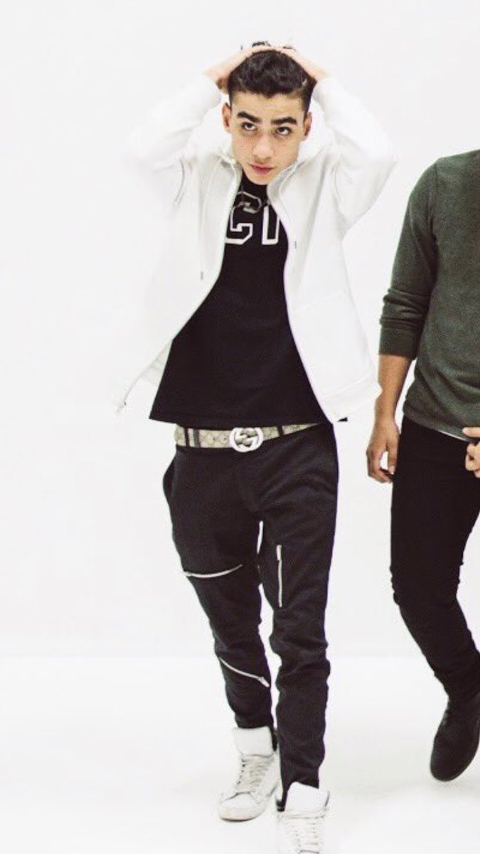 nerdyramos's tweet photo. his gucci belt #bestboyband #inreallife #iheartawards https://t.co/9hO1srlIFS