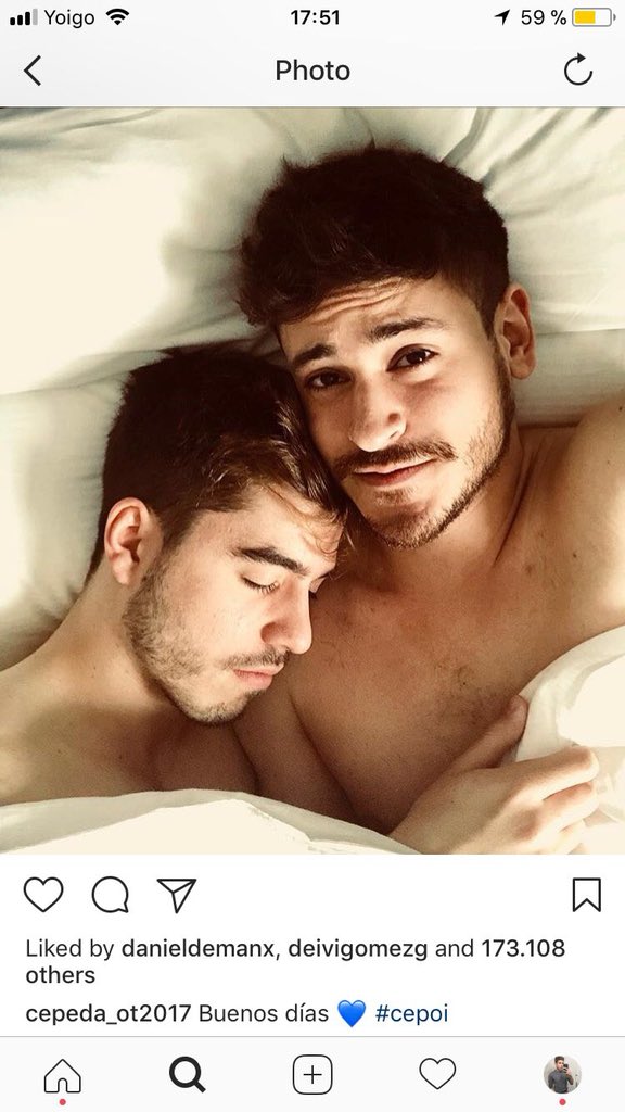 tontopoias's tweet photo. comentarios a la foto de #Ragoney Vs. comentarios a #Cepoi 

menos mal que habían acabado con la homofobia lmao https://t.co/bF9Y5KsciJ