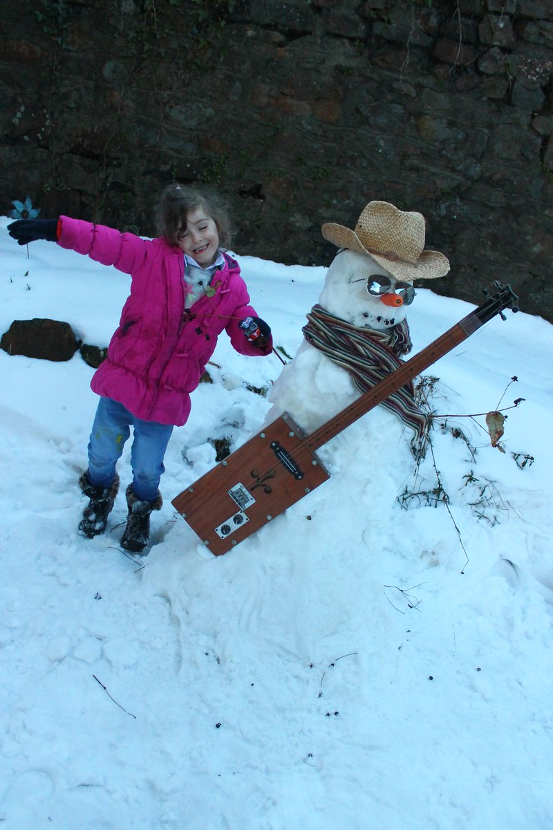 Beehivestudios1's tweet photo. @BluebellGSPri This is Scarlett's new friend, Frosty 'The Dude' . Snowmen are always cool...........😄#snowiscool https://t.co/ZGkhLZvEWD
