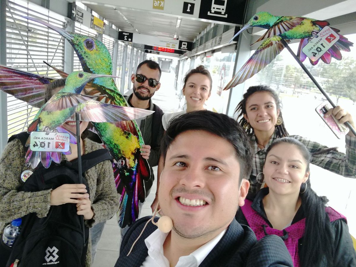 GuzmanAvanza's tweet photo. Hoy desde las 8 am en Transmilenio, Seguimos escuchando a los ciudadanos y llevando un mensaje en favor del ambiente, el arte y la cultura. #BogotáRespiraCreatividad #L104 https://t.co/R9aC2MSx4I