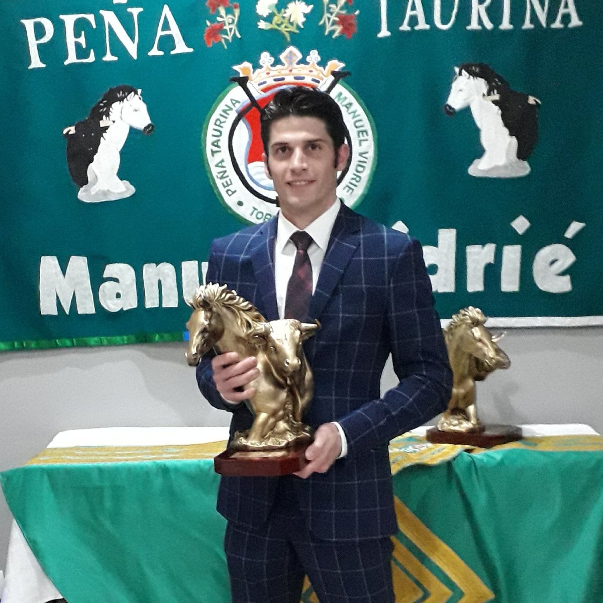 JMdB22's tweet photo. Trofeo al novillero triunfador de San Isidro 2017 por la Peña Taurina del Maestro Manuel Vidrie de Torrelaguna. https://t.co/36VEx4ZWIP