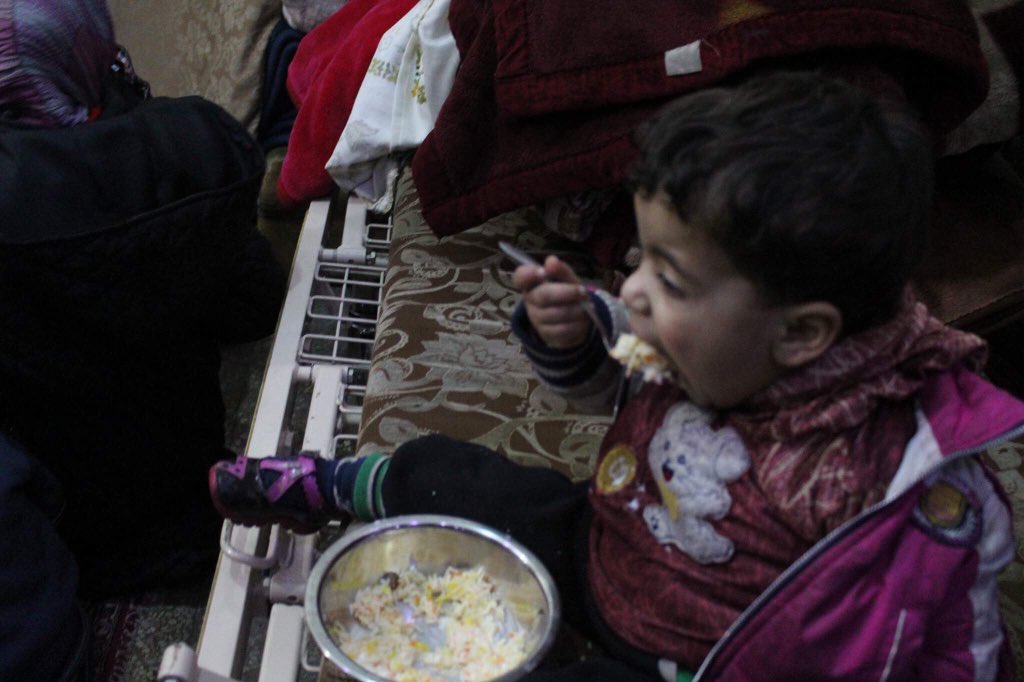 Here are some of the photos from Omran's first food distribution to the children of Ghouta

You can help to organise more here: youcaring.com/familieshiding…

#SaveGhouta