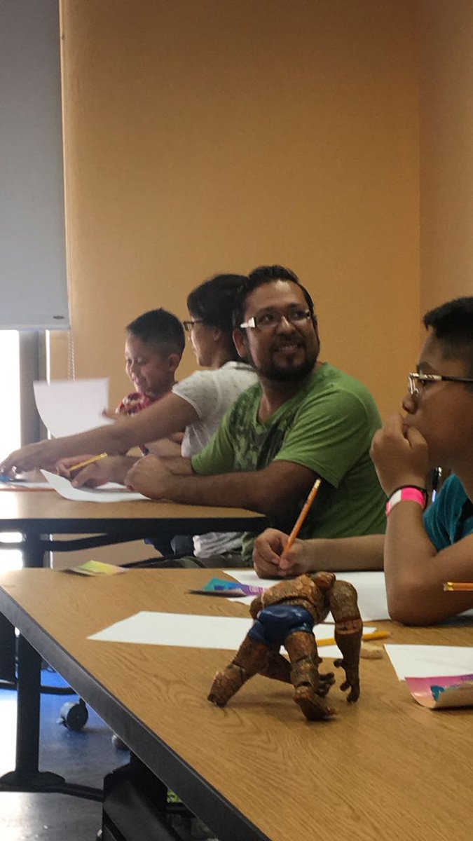 LeonInMotion's tweet photo. Papas e hijos creando sus cómics juntos en el taller impartido por @escomic 👏🏼👏🏼#domingofamiliar en #Leoninmotion https://t.co/O8WfHH2yML