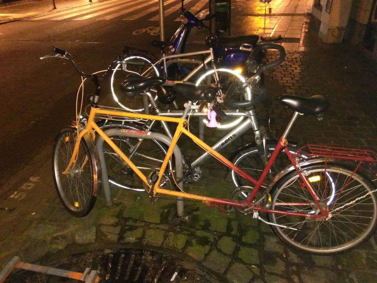 Hello <a href="/Villo_brussels/">Villo!</a> ! Si un de tes utilisateurs voient un Tandem Orange comme sur la photo passé ce serait cool qu'il me prévienne ;-) Merci d'avance aux cyclistes du quotidien !