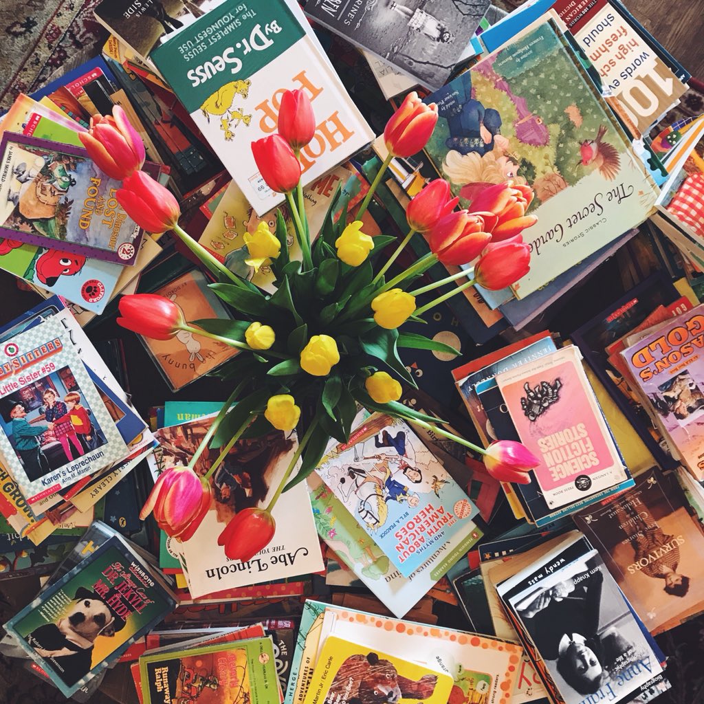 UOpibetaphi's tweet photo. 400 books?!?! Thank you to the wonderful mothers who donated books to the children of Edison Elementary and First Place Family Center. #ReadLeadAcheive #MomsWeekend https://t.co/x34QbOUFIC