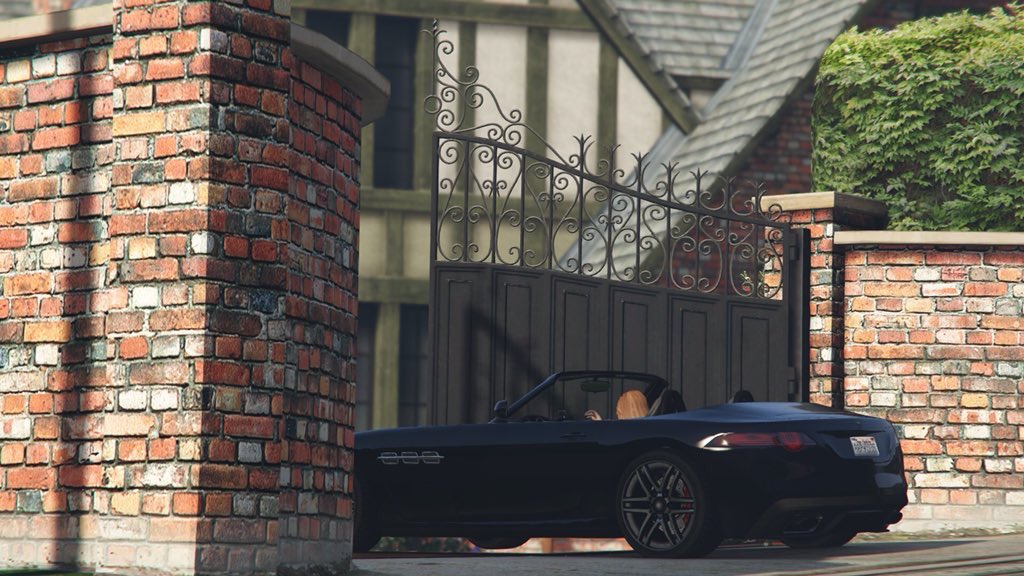 ThePrattleMag's tweet photo. #EXLUSIVE - @Chip_Hampton estranged wife #CordeliaHampton has been photographed moving back into their Rockford Hills home! See the pictures here: https://t.co/DxQdospg3D