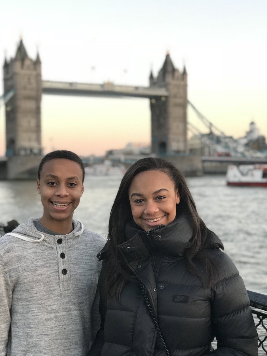 DanceMomHolly's tweet photo. Pretty sunset at the Tower Bridge! @NiaSioux https://t.co/l7FzAh52Li