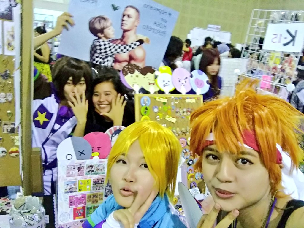 jorachanna's tweet photo. OTSUKARE CFX PEROPERO KESAYANGAN! MOGA ABIS INI HOPECENA SEMAKIN CANON /JDUK 
THANK U FOR EVERYONE WHO VISITED AND EVEN BOUGHT OUR STUFFS UHUHU /UGLY SOBBING
SEE YOU NEXT EVENT!! #comifurox #hopecenaid /jduk @adelmacho @macaroonheather @Qo5 @chitwawa @kureha_alpha dan ikkih https://t.co/AVtlZW0D05