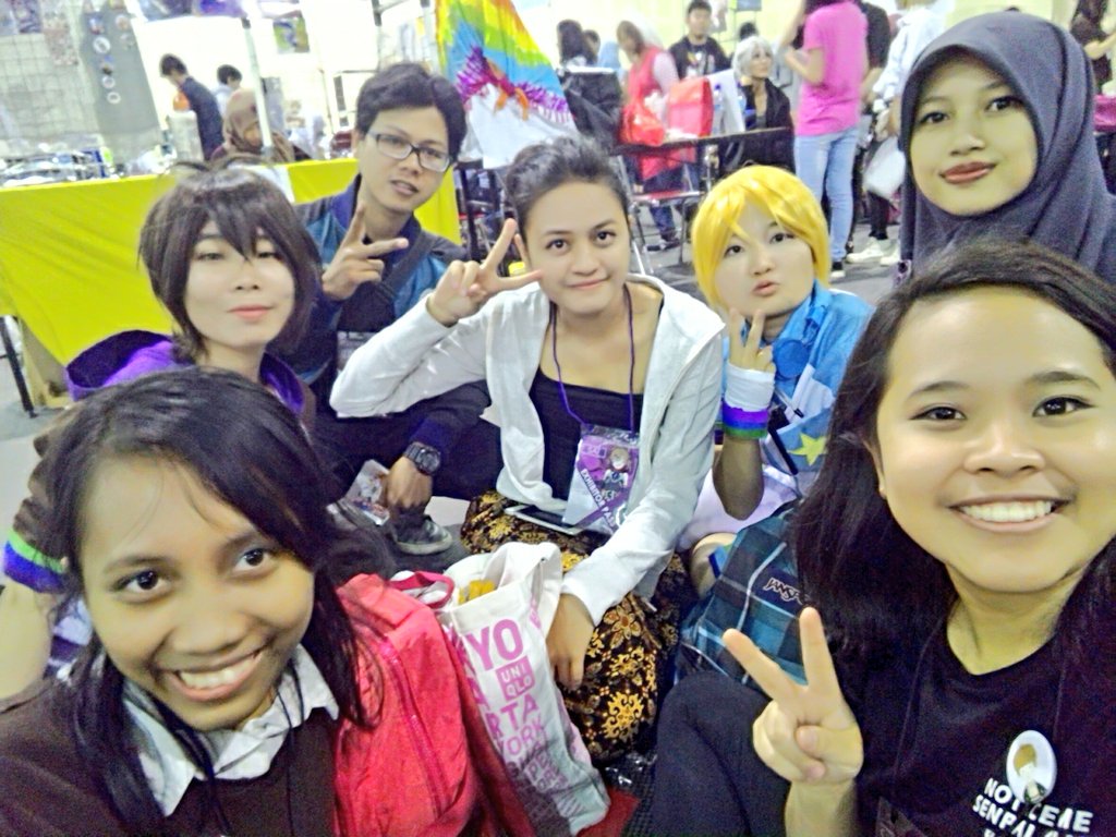 jorachanna's tweet photo. OTSUKARE CFX PEROPERO KESAYANGAN! MOGA ABIS INI HOPECENA SEMAKIN CANON /JDUK 
THANK U FOR EVERYONE WHO VISITED AND EVEN BOUGHT OUR STUFFS UHUHU /UGLY SOBBING
SEE YOU NEXT EVENT!! #comifurox #hopecenaid /jduk @adelmacho @macaroonheather @Qo5 @chitwawa @kureha_alpha dan ikkih https://t.co/AVtlZW0D05