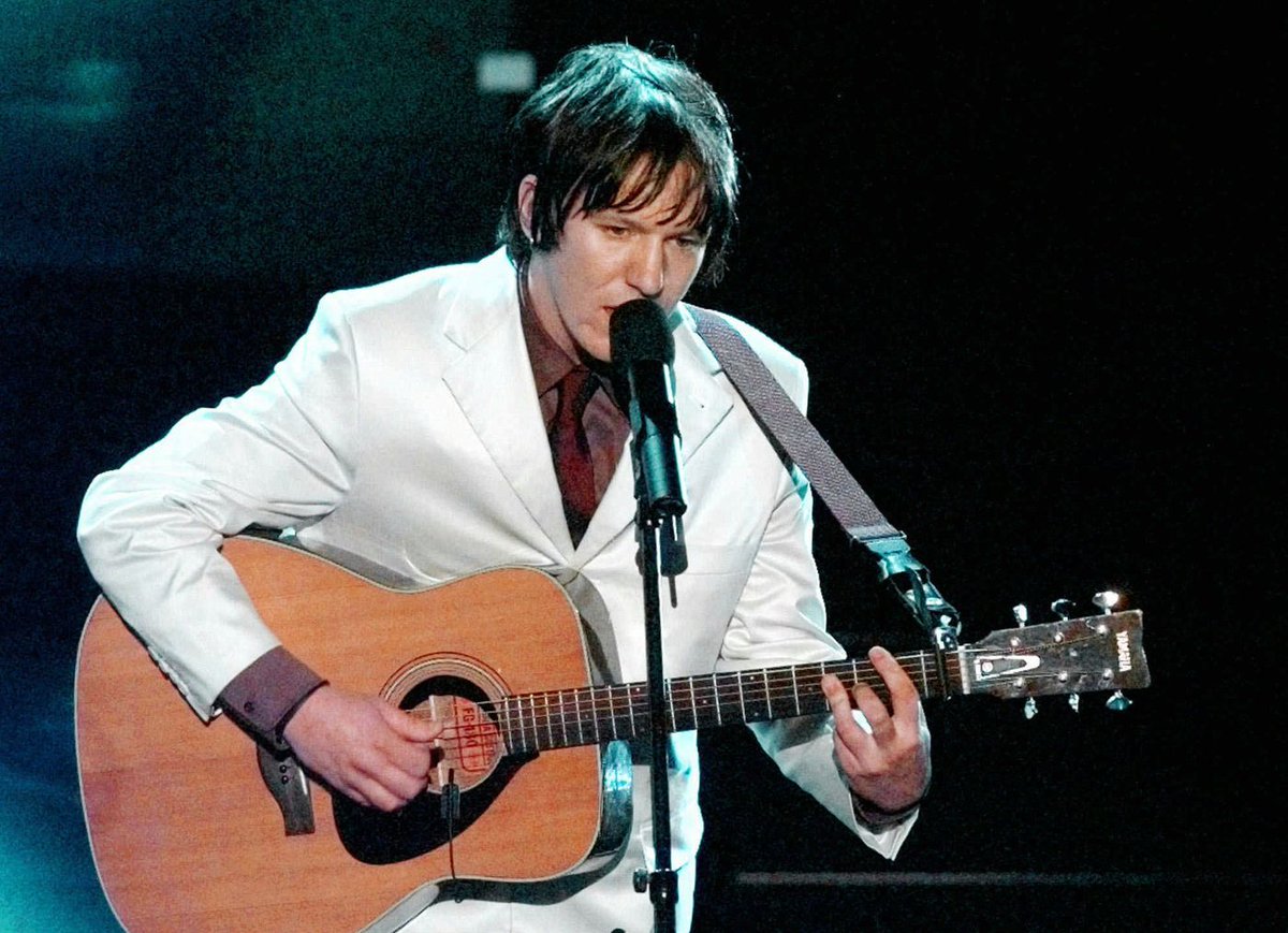 rogbennett's tweet photo. Tuning in tonight solely to savor The Deity that is Sufjan Stevens. Brace yourself for most ethereal Oscar performance since Elliott Smith in 1998 #RIPElliot #Oscars90 https://t.co/Vmzo3ljjP4