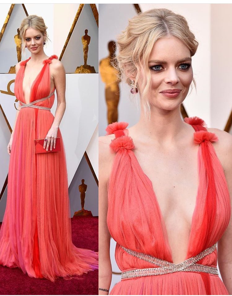 mvallbo's tweet photo. @Elena_Neira La de rojo no es Margot Robbie, es Sam Weaving, de 3 Billboards 🤷🏼‍♀️ https://t.co/SPaP6pA1KI