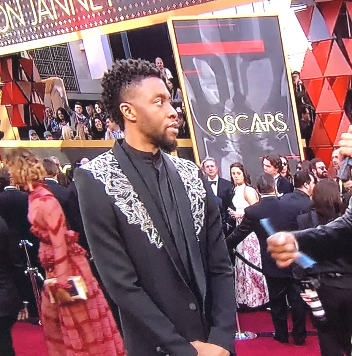 Edoardo_RC's tweet photo. Outfits like this one makes me believe that men fashion can still rock it. Thank you Chadwick Boseman! #TOfilmschool #tfsfashiondesign #tfsfashion #torontofilmschool #oscars2018 #redcarpet #etalkredcarpet https://t.co/N8CiEDkCH9