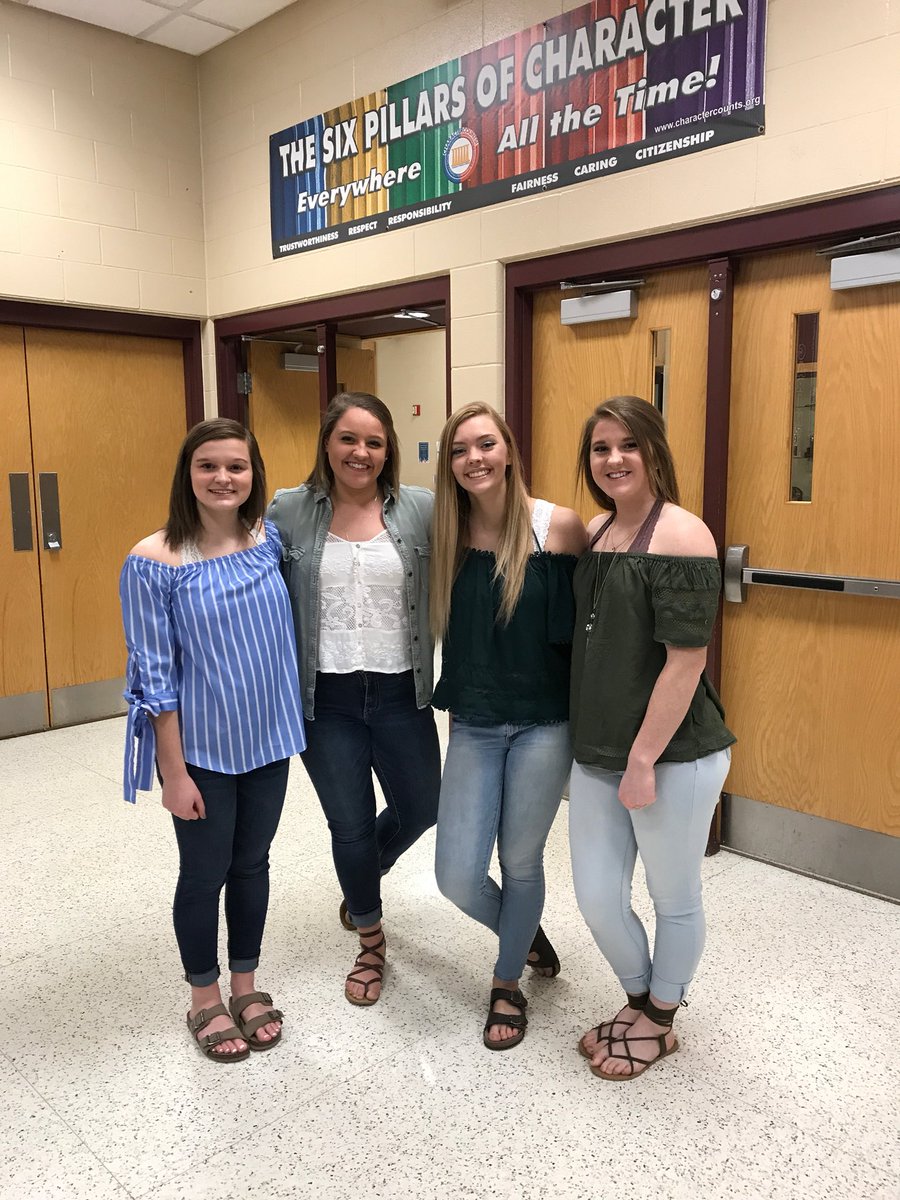 GarrettCheer's tweet photo. Some pretty awesome seniors. Outstanding leaders with so much potential. Thanks for an awesome four years! https://t.co/jwPC3qSG0M