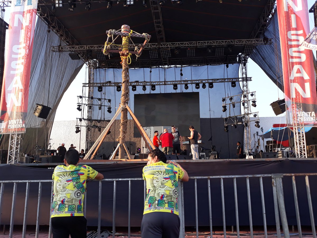 lorena_montero's tweet photo. Ya estamos en primera fila @yahirmusic  con calor de 36°C, merecemos una foto @Army_Yahir 🤗🤗 https://t.co/JTALD672Kd