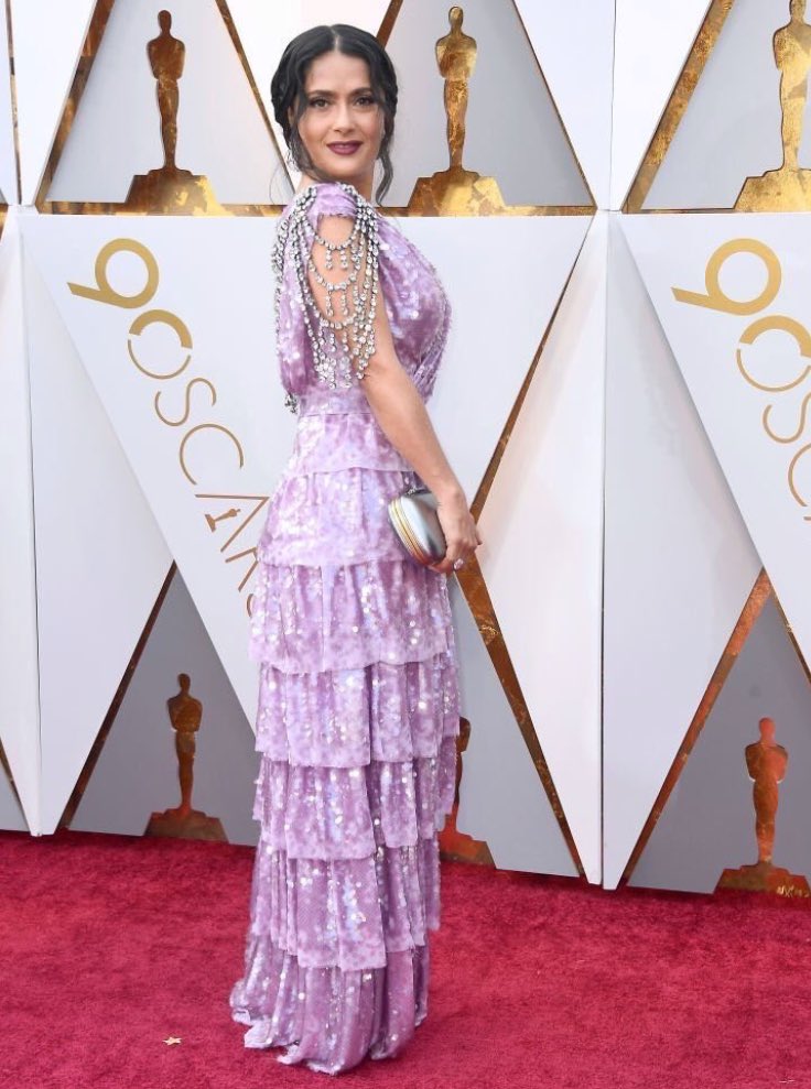 BENITOfz's tweet photo. Que raro este vestido de Gucci 👎😱 @EonlineLatino https://t.co/zcpSyTriuZ