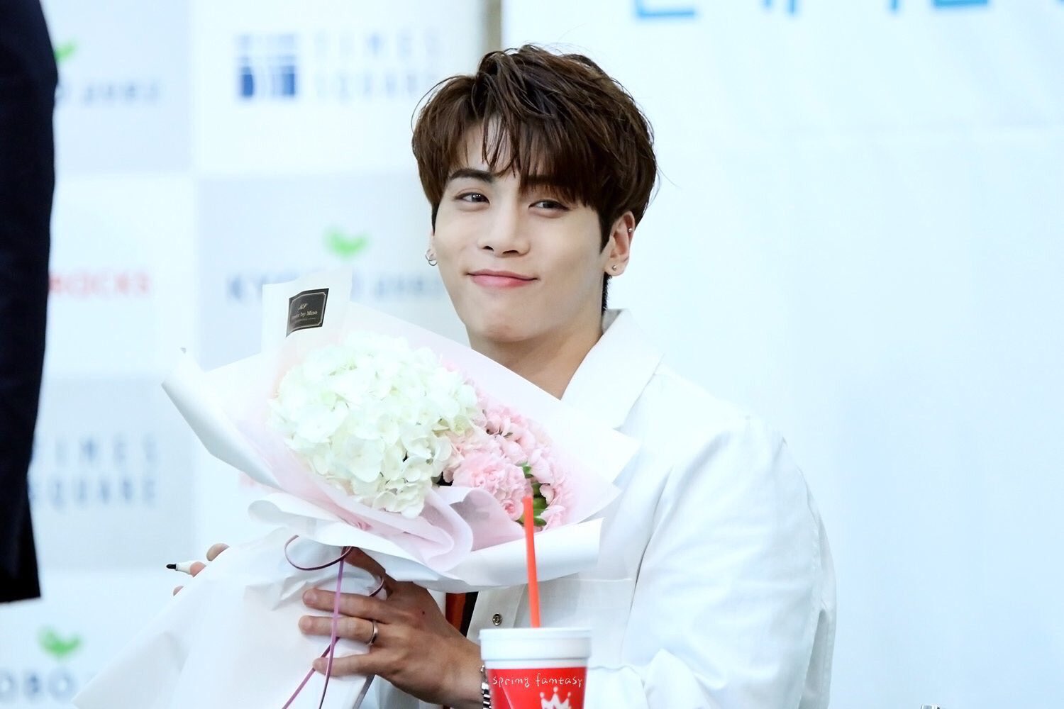 雨 Com 長く入院した子が退院して 先生ありがとう って花束もらって必死に笑顔で見送るけどその子が見えなくなってから涙が溢れてきた小児科医ジョンヒョン先生 もー先生泣かないの って看護師に慰められても涙が止まらないジョンヒョン先生