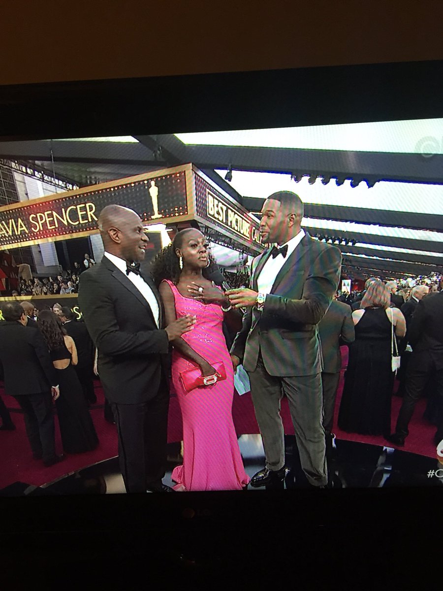 .<a href="/violadavis/">Viola Davis</a> stunning in hot pink @Oscars_2018live #Oscars #DigitalEdu