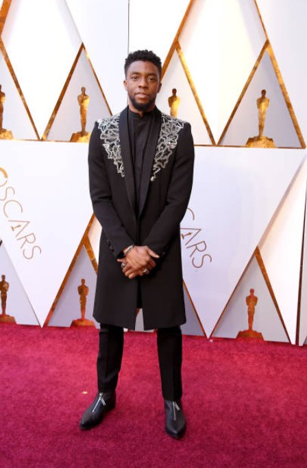 tomandlorenzo's tweet photo. #BlackPanther @chadwickboseman at the #Oscars90 More red carpet pictures and commentary on our site later. #Oscars https://t.co/4Q2Wt5HGU2