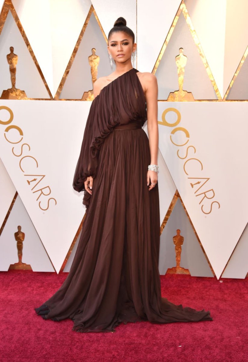 ZendayasUpdated's tweet photo. Zendaya just arrived at the #Oscars ! https://t.co/R7DqepwbBs
