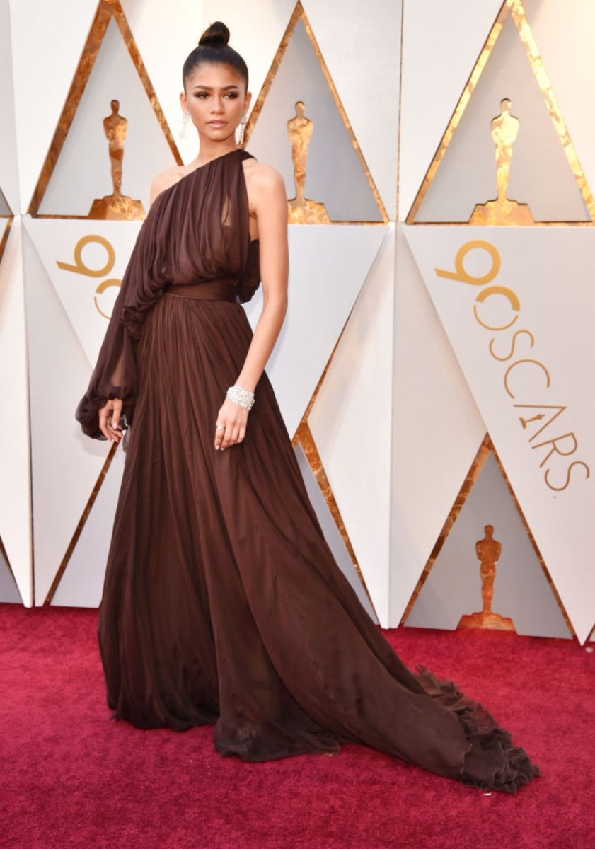ZendayasUpdated's tweet photo. Zendaya just arrived at the #Oscars ! https://t.co/R7DqepwbBs
