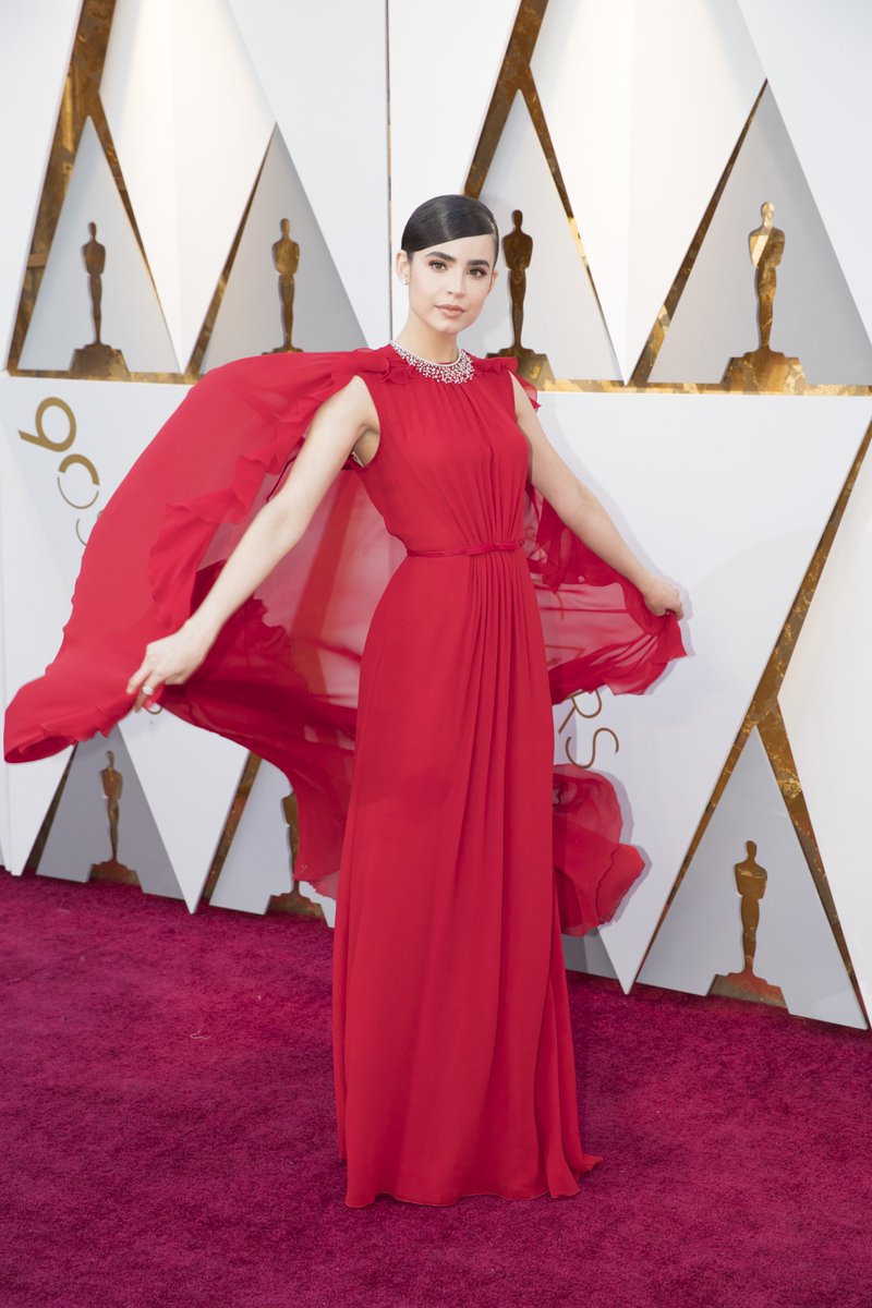 younghollywood's tweet photo. Could @SofiaCarson get any more perfect?!😩 We are obsessed with this look😍❤️ #Oscars https://t.co/ikej7HMhwz
