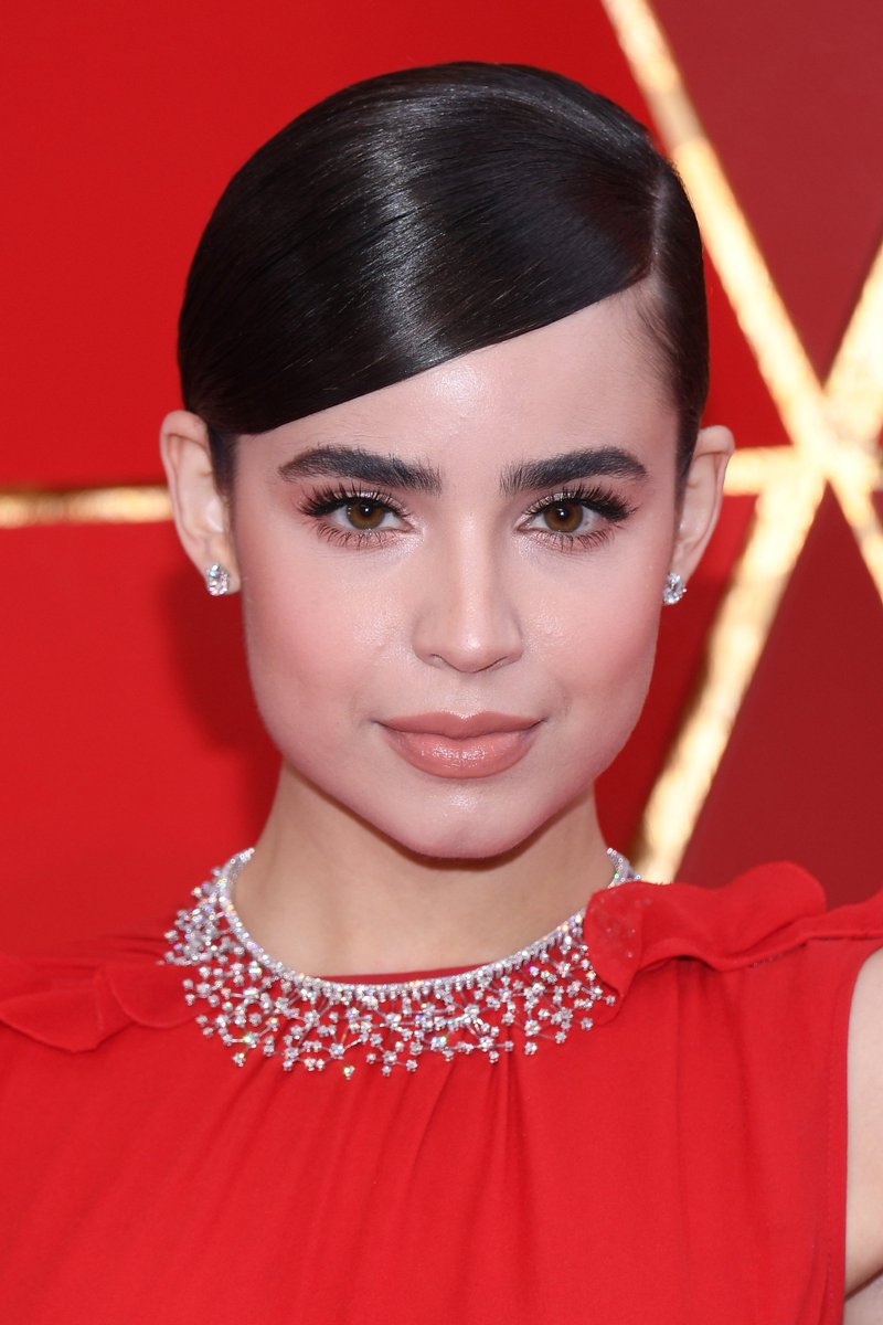 younghollywood's tweet photo. Could @SofiaCarson get any more perfect?!😩 We are obsessed with this look😍❤️ #Oscars https://t.co/ikej7HMhwz