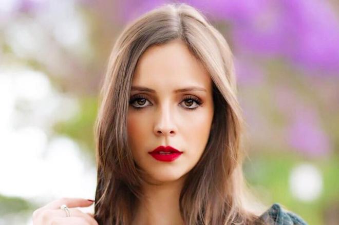 Supondo que a Globo promova uma casa de vidro com a Ana Lúcia Vilela, vocês votariam pra ela entrar no #BBB18

Sim RT / Não FAV