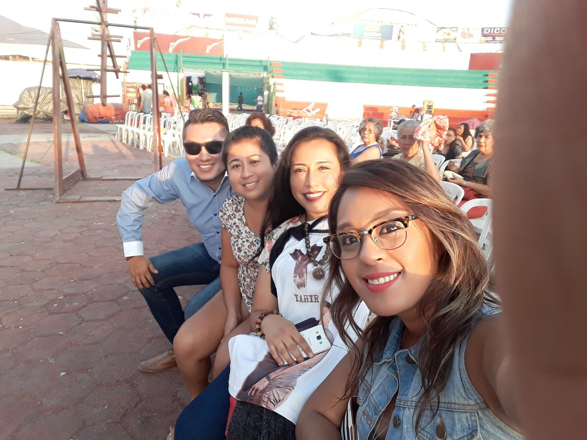 GlendaRamirezS's tweet photo. @yahirmusic #ArmyPresente esperándolos 😍 @marcecoleman @LuuGz4 @lorena_montero @Grecia75355602 https://t.co/IoFtpUbqsK