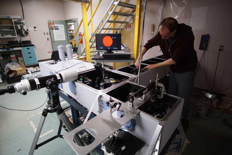 CREATEArcticSci's tweet photo. Sebastien Roche, #uoftphysics PhD. student, makes the most out of a cloudy by checking the alignment of the high-resolution Bruker spectrometer at the PEARL Ridge Lab #PEARL2018 #SavePEARL #CdnSci https://t.co/qIhz2pmPqz