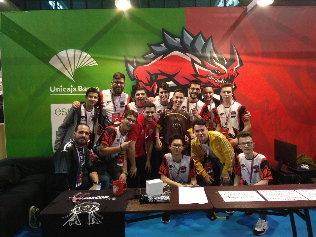 KaijuesportsCR's tweet photo. Terminamos el evento de @Freakcon_es con muy buenas sensaciones. Equipazo sin duda. Mención especial a nuestro mánager @PerdyCR que no ha podido estar con nosotros. Un abrazo ❤ https://t.co/vkPBVnYToq